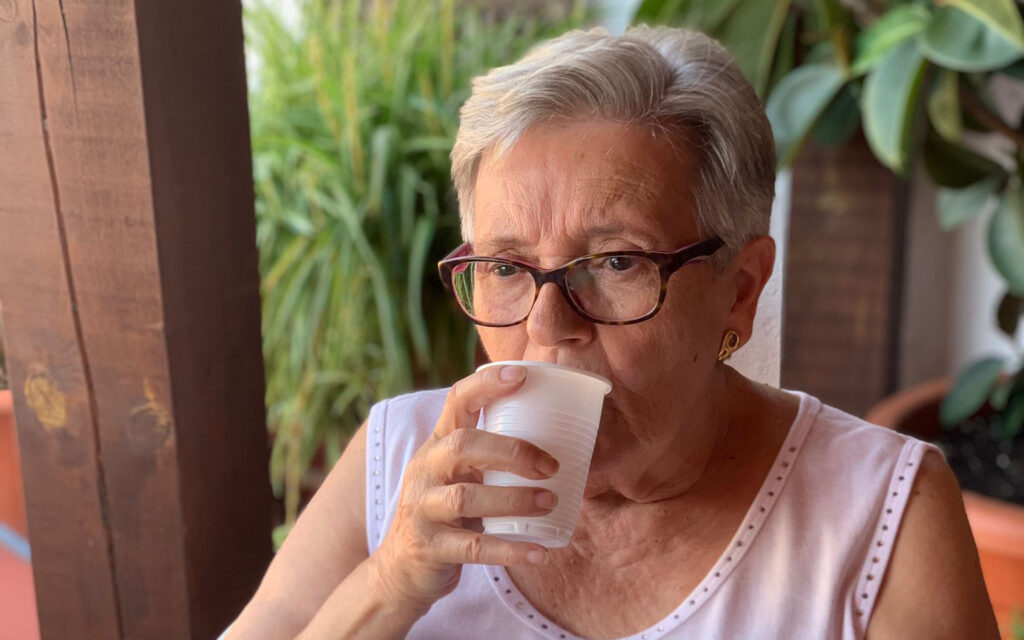 persona mayor bebiendo agua