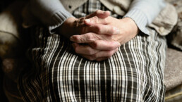 manos de persona mayor
