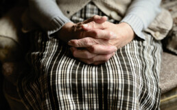 manos de persona mayor