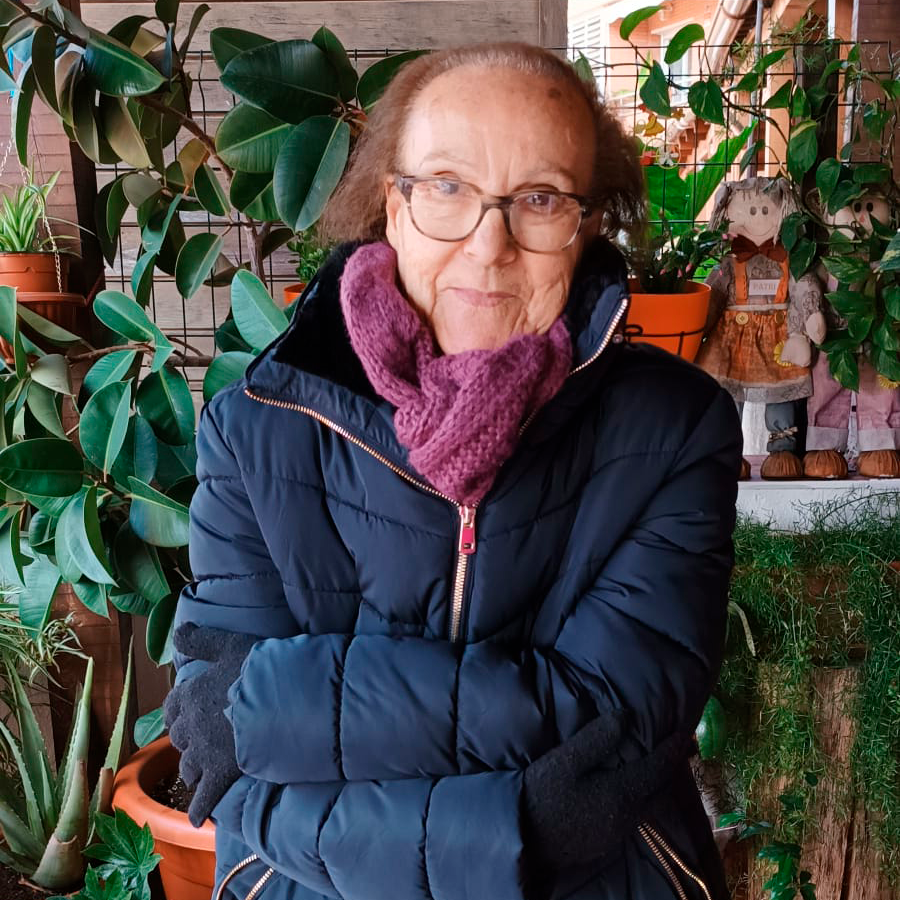 persona mayor con abrigo